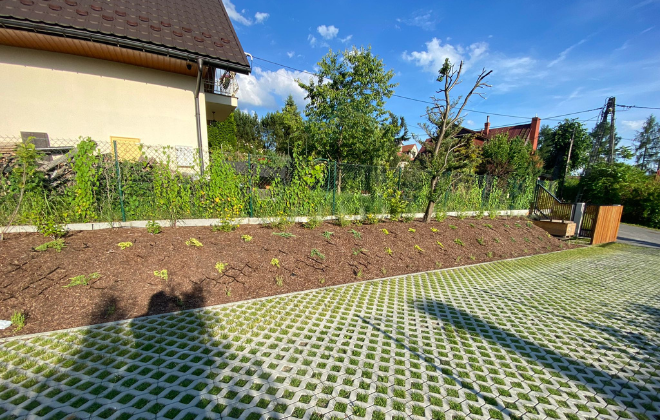 Wyrównanie i napowietrzenie gleby na skarpie – usługi glebogryzarką separacyjną przed sadzeniem.